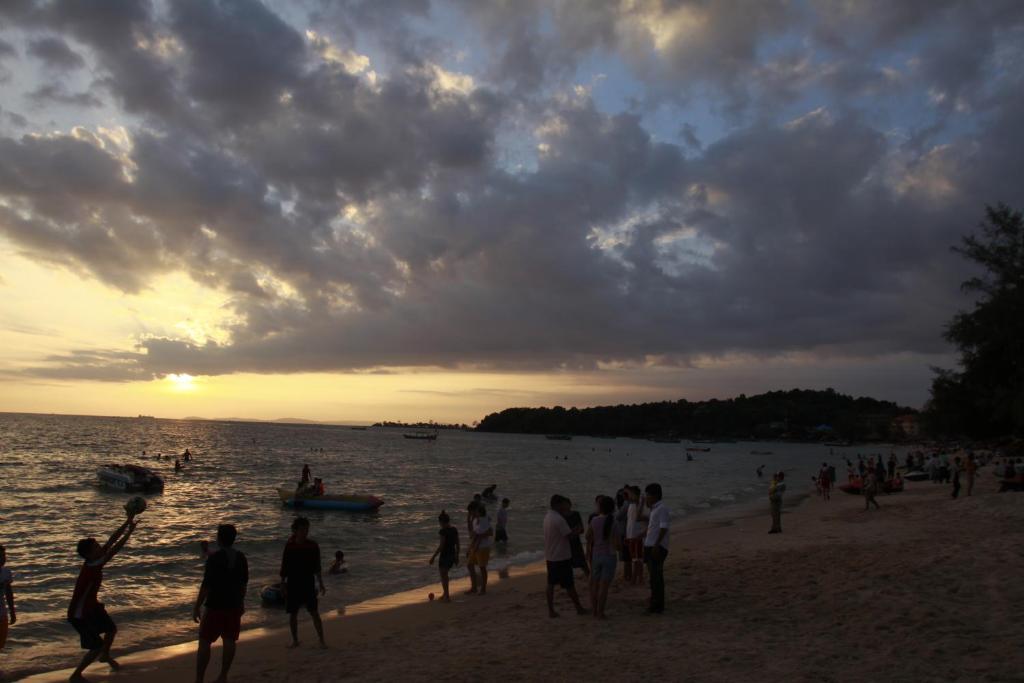 White Beach Hotel Sihanoukville Bagian luar foto