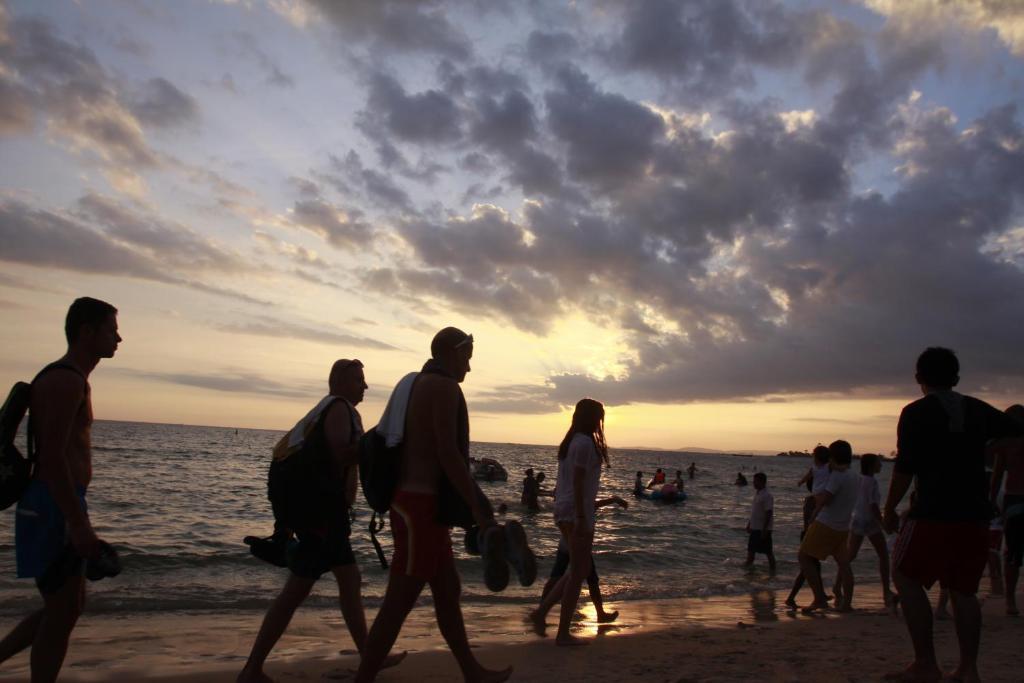 White Beach Hotel Sihanoukville Bagian luar foto